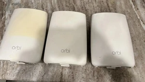 Netgear Orbi RBR50 and two RBS50 Tri Band WiFi Mesh System - Afbeelding 1 van 14