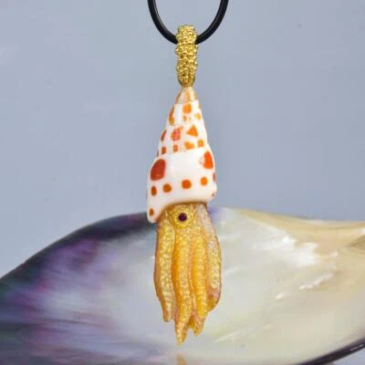 Octopus Pendant Seashell Mother-of-Pearl Carving & Gold Vermeil Sterling 19.73 g - Image 1 of 4
