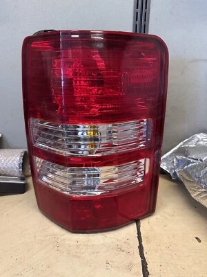 Оригинальный задний фонарь со стороны пассажира для Jeep Liberty 2008–2012 годов выпуска E01B64002 - Изображение 1 из 2