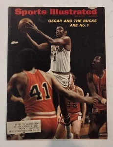 Sports Illustrated 1971 edición del 10 de mayo con etiqueta postal Oscar Robinson - Imagen 1 de 2
