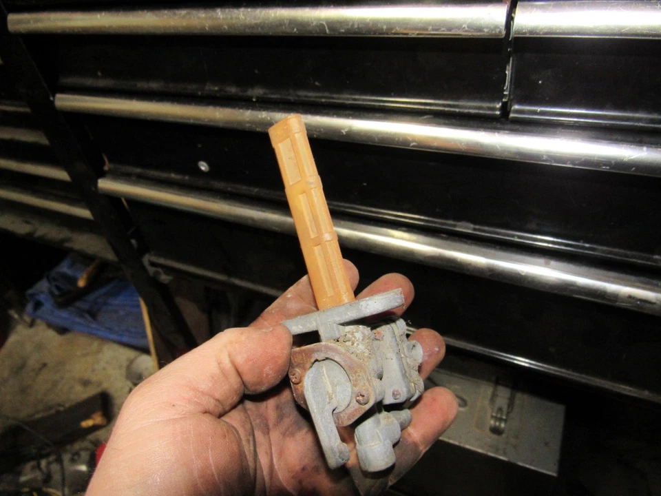 Kawasaki KZ750 M CSR 1982 gasolina combustible Petcock Foto 1 de 1