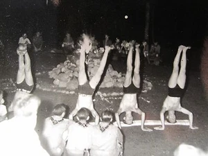 FOTO DE PIE DE MANO VINTAGE ABSTRACTA ATLÉTICA ADOLESCENTE CHICO CHICO JUNTO AL FUEGO BOY SCOUT RITUAL BSA - Imagen 1 de 3