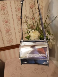 Bolso Bandolera de Día Calvin Klein 205W39NYC con Solapa Frontal Plateado Plegable $1150 - Imagen 1 de 12