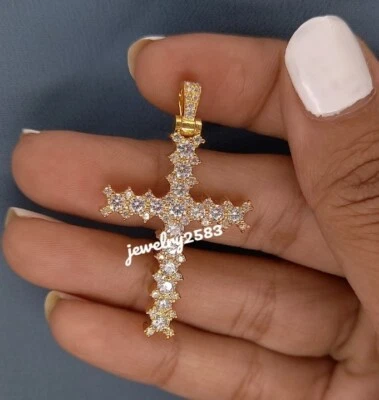 Elegante colgante cruzado de diamantes cultivados en laboratorio certificado oro amarillo de 10k para hombre Foto 1 de 4