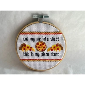 Papa Kakerlake Twitter Meme inspirierter Kreuzstichreifen mit absurden Pizzawitzen - Bild 1 von 9