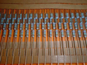 100x 8,25 kOhm 0,6 Watt 1% Metallschicht Widerstand BF0207 Beyschlag - Picture 1 of 2