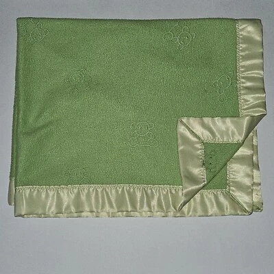 Зеленое вышитое детское одеяло с плюшевым мишкой 29x36 атласная отделка ручной работы? - Изображение 1 из 4