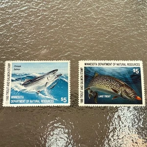 2 verschiedene 1989- 1990 MN Angeln Forelle Lachs Lizenz Umsatzsteuer Briefmarken - Bild 1 von 2