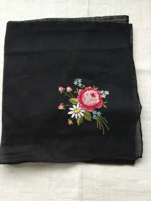 Lenço bordado floral preto vintage 12 x 12 feito na Suíça novo com etiquetas - Imagem 1 de 4