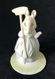 Estatuilla de ratón de porcelana de hueso Duncan Royale de colección con escoba - Imagen 1 de 5