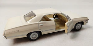 Chevrolet Impala 1967 clásico diecast escala 1:43 blanco Kinsmart de colección envío rápido - Imagen 1 de 10