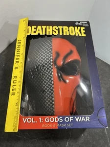 DC Comics Deathstroke Gods Of War Vol.1 Libro y Máscara Moderna Caja Set Titanes Nuevo - Imagen 1 de 7