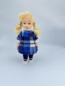 Playmates bambola capelli biondi blu vestito a quadri con scarpe circa 7 pollici - Foto 1 di 11