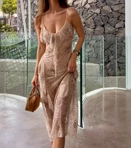 ZARA: Abito midi beige-rosa con volant e luccichi: 4813/334: TUTTE LE TAGLIE - Foto 1 di 8