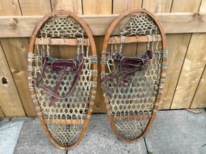 ANTIGUAS GRANDES Raquetas de Nieve 29" Largo x 13" Ancho Fijaciones de Cuero ZAPATOS DE NIEVE DECORATIVOS - Imagen 1 de 2