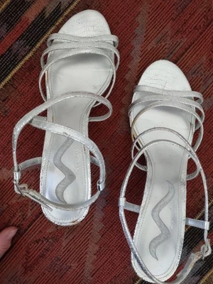 Sandália feminina Nina Genaya prata tiras salto gatinho 8M  - Imagem 1 de 4