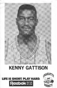Autógrafo Kenny Gattison Charlotte Hornets automático Reebok en caja y negro foto promocional a Mike - Imagen 1 de 1