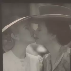 2##Film négatif photo - Embrasser des femmes - Couple de lesbiennes - Amour - Baisers - Photo 1/4