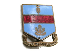 Pin de escudo primero en montar tono dorado - Imagen 1 de 4