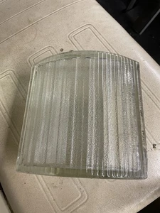 Gebogener Glasblock 8” x 6” x 4” - Bild 1 von 6