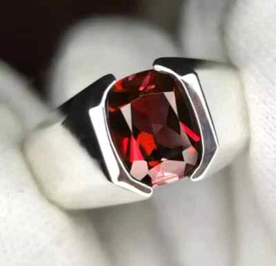 Anillo de compromiso para hombre creado en laboratorio corte ovalado granate rojo enchapado en oro blanco de 14K Foto 1 de 4