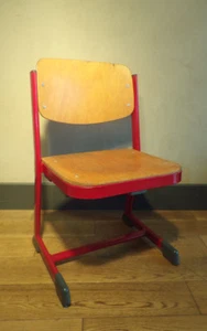 ANCIEN CHAISE ECOLE enfant métal rouge bois DESIGN 1980 - Imagen 1 de 4