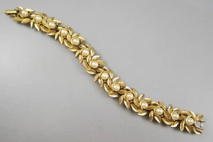 Vintage AVON Gold tone Textured Leaves Faux Pearl Center Bracelet 9165 - Picture 1 of 9