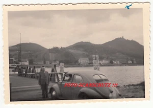Orig Foto 1953 Mann mit Auto VW Brezel Käfer vor der Fähre Königswinter ! - Bild 1 von 2