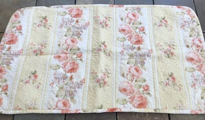 Almohada acolchada floral rosa Croscill 36X21 Foto 1 de 4