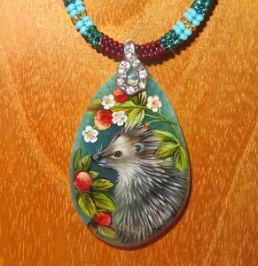 Hedgehog & Wild Strawberries pendant beaded necklace hand painted STONE signed - Picture 1 of 11