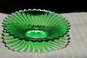 ~Pequeño cuenco/plato de vidrio verde vintage/7" acanalado con borde festoneado - Imagen 1 de 8