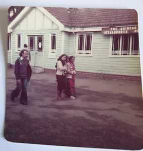 Vintage Coloured Photo The Guineas Steak Burger House 1970's People Clothing - Picture 1 of 2