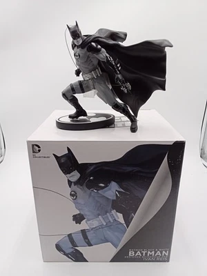 Estatua de Batman en blanco y negro diseñada por Ivan Reis de DC Collectibles (caja abierta) Foto 1 de 4