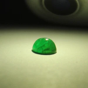 Smaragd - 0,60 Karat – Cabochon, Naturgrün, Unbehandelt - Edelstein für Schmuck - Bild 1 von 10