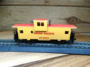 Bachmann HO 40' Scale Union Pacific U.P. 24743 Wide Vision Cupula Caboose - Bild 1 von 8