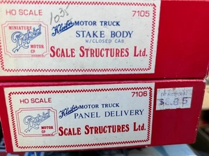 SCALE STRUCTURES # 7105/06 HO SCALE STAKE & PANEL METAL TRUCKS KITS (OLD) - Foto 1 di 3