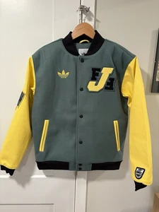 Chaqueta Universitaria Adidas Originales Federación de Fútbol de Jamaica para Hombre XS JE5329 NUEVA CON ETIQUETAS - Imagen 1 de 6