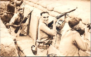 MILITAR - OFICIAL EN TRINCHERA TIRO ARMAS CAMPO DE ENTRENAMIENTO POSTAL FOTO REAL - Imagen 1 de 2