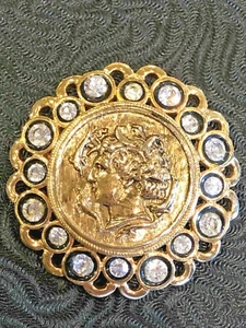 VINTAGE SIGNED CRAFT MEDALLION BROOCH - Picture 1 of 5