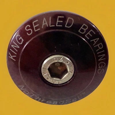 Chris King NoThread HeadSet tampa superior e parafuso de aço inoxidável 1 1/8” preto - Imagem 1 de 4