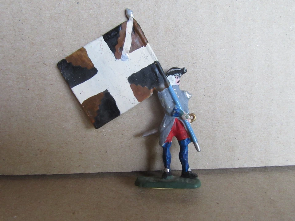 C302 Plat D'Etain Soldat Porte Drapeau Rgt Ile de France XVIII Siècle H 4.6 cm - Photo 1/3