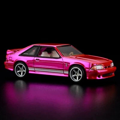 Ford Mustang Cobra R 1993 edición rosa Red Line Club exclusivo de Hot Wheels en mano Foto 1 de 3