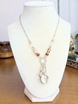 Collar de cadena con cuentas de plata con colgante de madreperla con cuentas marrones y transparentes Foto 1 de 4