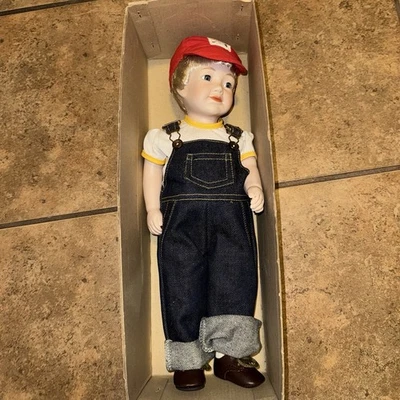 Muñeca niño porcelana vintage en mono con sombrero rojo 16" caja original coleccionable Foto 1 de 4