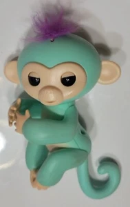Fingerlinge interaktiv Baby Affe Zoe Fingerspielzeug türkis lila Haar funktioniert - Bild 1 von 9