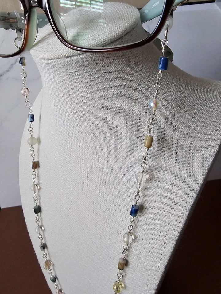 Cordón de cadena de gafas envuelto en alambre y alambre plateado con cuentas de vidrio azul y crema 24" Foto 1 de 3