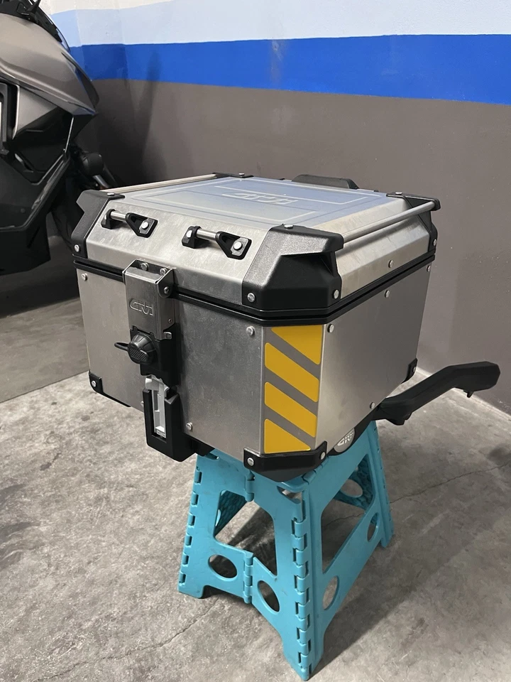 Baúl GIVI aluminio Soporte y Asideras Tornillería Completa  HONDA XADV 750 21/24 - Imagen 1 de 4