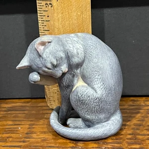 2.5" Gris con Vientre Blanco Gato Lamiendo Limpieza Cara PG Porcelana Gato Rosa Lengua - Imagen 1 de 5