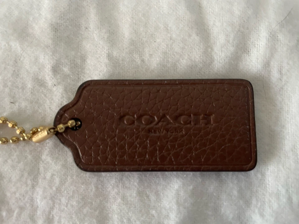 COACH Bolso Llavero Cuero Marrón Dije Llavero 2” Etiqueta Colgante con Cadena Dorada Foto 1 de 4