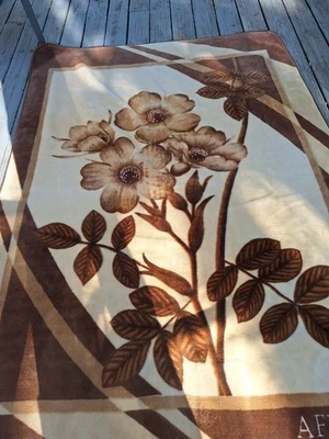 Manta de felpa tamaño completo Affilon bronceada con flores marrones 63"x86" ¡pesada! Foto 1 de 4